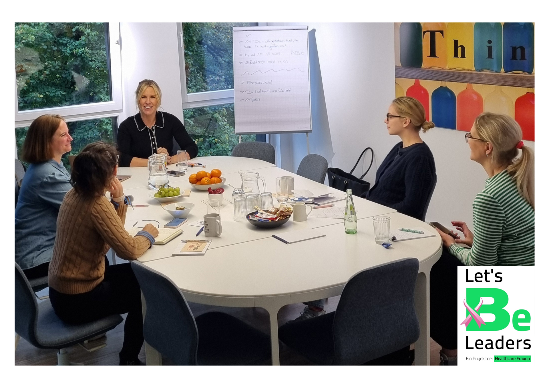 Staudinger sitzt mit weiteren Frauen des Be Leaders Circle an einem Tisch im Meeting